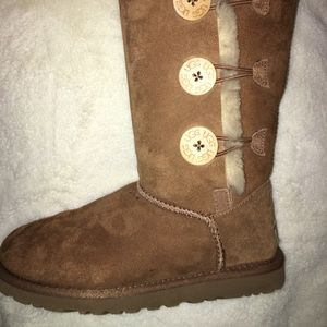 Triplet Bailey Button UGGS in Chesnut